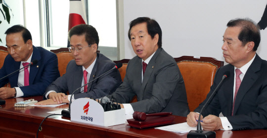 자유한국당 김성태 원내대표가 4일 국회에서 열린 비상대책위원회 회의에서 발언하고 있다. 연합뉴스